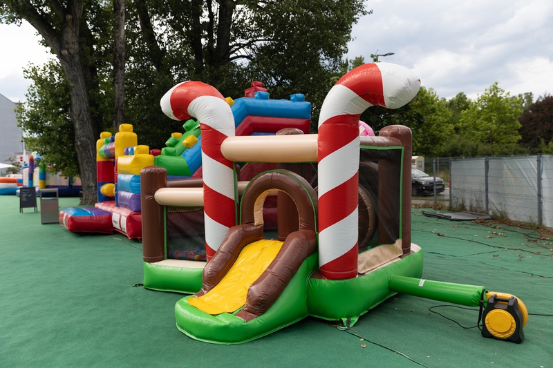 Najciekawsze motywy dmuchanych placów zabaw: inspiracje dla organizatorów imprez i wypożyczalni