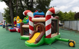 Najciekawsze motywy dmuchanych placów zabaw: inspiracje dla organizatorów imprez i wypożyczalni