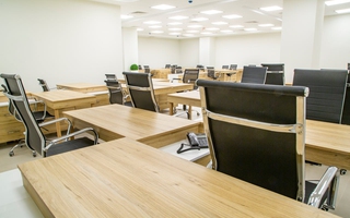 Meble biurowe używane warszawa – jak urządzić ergonomiczne biuro mniejszym kosztem?