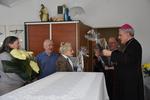 Biskup ks. K. Nitkiewicz u mieszkańców DPS-u na os. Słonecznym