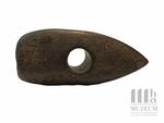 Topór kamienny z Sarniej Zwoli - Muzeum Historyczno - Archeologiczne w Ostrowcu Świętokrzyskim