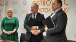 OSTROWIEC | Umowa na budowę boiska wielofunkcyjnego została podpisana