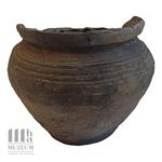 Naczynie wczesnośredniowieczne - Muzeum Historyczno - Archeologiczne w Ostrowcu Świętokrzyskim