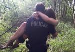 Młoda kobieta błądziła po bagnach w lesie. Znaleźli ją policjanci