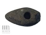 Topór kamienny ze skały krystalicznej - Muzeum Historyczno - Archeologiczne w Ostrowcu Świętokrzyskim
