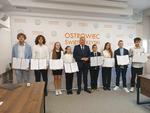 Najlepsi uczniowie z Ostrowca zostali nagrodzeni stypendiami prezydenta miasta