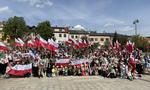 Święto flagi z harcerzami. Na Rynku rozdawali biało-czerwone flagi