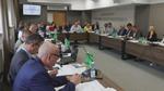 OSTROWIEC | Radni przy stole obrad. Najbliższa sesja w środę
