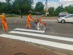 Trwa odnawianie znaków poziomych w Ostrowcu. Dawny blask odzyskają m.in. przejścia dla pieszych