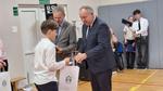 Stypendia motywacyjne w Ostrowcu: prezydent Łakomiec nagrodził uczniów PSP nr 3