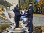 Ostrowieccy policjanci rozdawali odblaski pieszym i rowerzystom