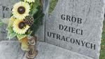 Dzień Dziecka Utraconego 15 października - grób pamięci na cmentarzu w Ostrowcu