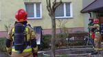 Pożar mieszkania. Szybka akcja straży, jedna osoba hospitalizowana, przyczyna wyjaśniana
