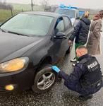 Pomogli z poluzowanym kołem w samochodzie