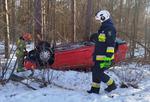 Dachowanie auta i dwaj kierowcy w szpitalu. Groźne zdarzenia drogowe w powiecie
