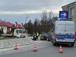 Pod prąd na rondzie. Kierowca uciekł z miejsca zdarzenia