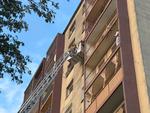 Pożar w wieżowcu. Na miejscu cztery zastępy strażackie