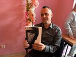 Słynny "pomnik Bielowej" bohaterem książki fotograficznej Wojtka Mazana. Dla wielu to podróż w przeszłość Ostrowca